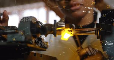 Dijital veri animasyonu eşleşmeli cam üfleme, atölyede teknoloji entegre etme. Sanatçılık, zanaat, yenilik, yaratıcı, fütüristik, sinerji