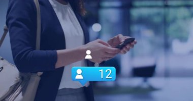 Akıllı telefon kullanarak, animasyon üzerine kurulu sosyal medya bildirimleri alan kişi. Teknoloji, bağlantı, dijital, iletişim, cep telefonu, alarmlar