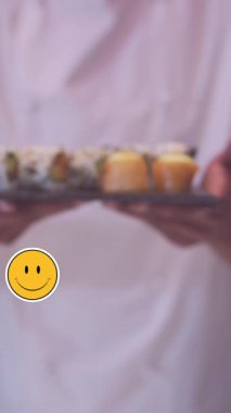 Suşi ile çeşitli aşçıların üzerinde emoji simgelerinin canlandırılması. Sosyal medya ve iletişim arayüzü kavramı dijital olarak oluşturulmuş video.