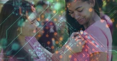 İki kadın imajlarını gizleyen devre kartı animasyonuyla etkileşime giriyor. Teknoloji, yenilik, işbirliği, dijital, mühendislik, fütüristik