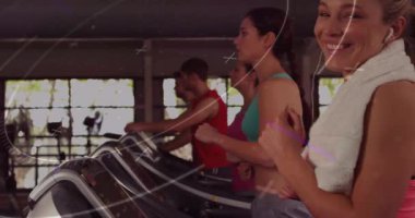 Koşu bantları üzerinde egzersiz yapmak, soyut ışık animasyonu olan insanlar spor salonunda üst üste biniyor. Fitness, kardiyo, egzersiz, teknoloji, dijital, aktif