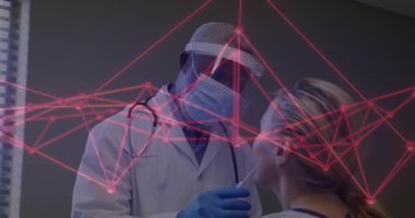 Tıbbi test, klinikteki hastalar üzerinde dijital ağ animasyonu kullanan bir doktor. Sağlık, teknoloji, yenilik, muayene, teşhis, bağlantı