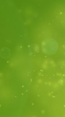 Yeşil arka planda sarı ışıkların canlandırılması. arkaplan, dokular ve yerleşim konsepti dijital olarak oluşturulmuş video.