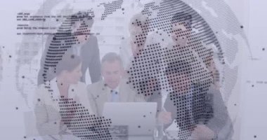 Dijital dünya haritası ve veri işleme animasyonu üzerinde çalışan iş ekibi. İşbirliği, takım çalışması, teknoloji, yenilik, veri analizi, analitik