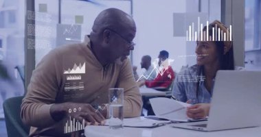 Ofiste, meslektaşlar grafik ve grafiklerin animasyonuyla verileri tartışıyor. İş, takım çalışması, işbirliği, analitik, sunum, beyin fırtınası