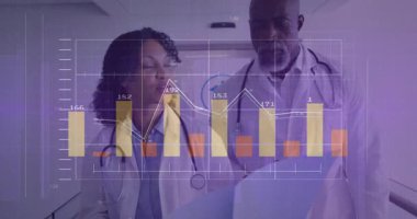 Doktorlar tabletteki verileri finansal grafik animasyonu ile gözden geçiriyorlar. Sağlık, teknoloji, finans, analiz, takım çalışması, yenilik