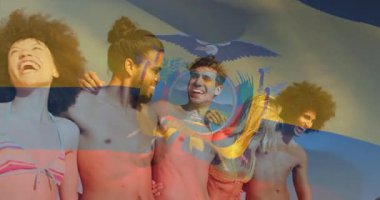 Arka planda Ekvador bayrağı animasyonu olan kumsalda gülen arkadaşlar. Tatil, seyahat, yaz, arkadaşlık, macera, kıyı şeridi