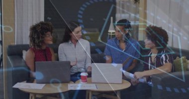 Çeşitli kadınlar veri işleme animasyon örtüsüyle masada çalışmayı tartışıyor. İş, işbirliği, takım çalışması, teknoloji, beyin fırtınası, dijital