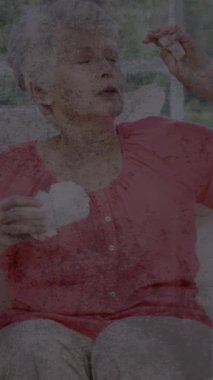 Üzgün, yaşlı, beyaz bir kadının arka planının canlandırılması. zihinsel sağlık farkındalığı haftası ve dijital olarak üretilen video konsepti.