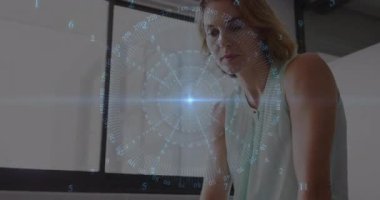 Ofiste, dijital veri canlandırması animasyonuyla çevrili bir kadın. Teknoloji, iş, yenilik, analitik, fütüristik, çalışma alanı