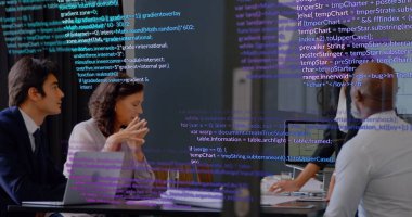 Ofiste iş tartışan çeşitli meslektaşların veri işleme görüntüsü. Teknoloji, iş ve dijital arayüz kavramı dijital olarak oluşturulmuş görüntü.