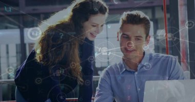 Laptop kullanan Kafkasyalı meslektaşlar üzerindeki simgelerle bağlantı ağının görüntüsü. Küresel iş ve dijital arayüz kavramı dijital olarak oluşturulmuş görüntü.