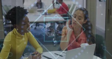 5G teknoloji animasyonu ofis masasında çeşitli meslektaşların tartışması üzerine. Telekomünikasyon, yenilik, dijital, ağ, iş toplantısı, takım çalışması