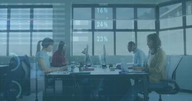 Ofiste çalışan iş ekibi veri analizi animasyon örtüsüyle çalışıyor. Takım çalışması, işbirliği, şirket, veri analizi, teknoloji, yenilik