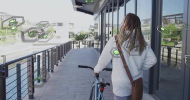 Çevre dostu teknoloji ikonları animasyonlarıyla çevrili bisikletle yürüyen biri. Sürdürülebilirlik, yenilik, ulaşım, çevre, temiz enerji, geleceksel