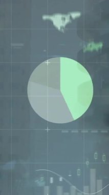 Yürüyen iş adamları üzerinde finansal veri işleme animasyonu. küresel iş, finans ve dijital arayüz kavramı dijital olarak oluşturulmuş video.
