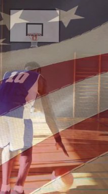 Amerikan bayrağı, basketbol antrenmanı yapan Afro-Amerikan erkek basketbolcuya karşı sallanıyor. spor ve spor konsepti