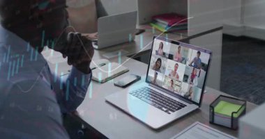 Finansal veri işleme animasyonu eşleşmesiyle bilgisayar ekranında sanal toplantı. Konferans çağrısı, telekomünikasyon, veri analizi, iş, teknoloji, dijital