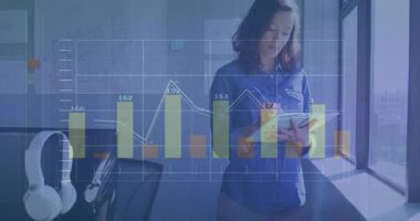 Finansal tabloları analiz etmek, ofisteki iş kadını veri ve animasyona odaklanıyor. Finans, analitik, teknoloji, şirket, strateji, dijital