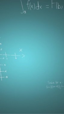 Mavi arkaplan üzerinde el yazısıyla yazılmış matematiksel formüllerin animasyonu. Bilim, matematik ve öğrenme konsepti dijital olarak oluşturulmuş video.