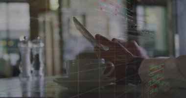 Akıllı telefon kullanarak, kafedeki borsa verilerini ve grafikleri analiz eden kişi. İş, finans, teknoloji, analiz, ticaret, yatırım