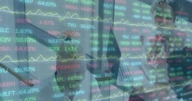 Ofiste, insanlar borsa verileri ve grafiklerinin animasyonuyla çalışıyorlar. İş, finans, analitik, takım çalışması, işbirliği, şirket