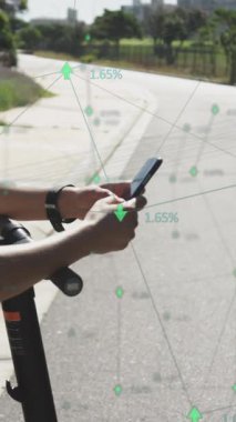 Parkta scooterlı akıllı telefon kullanan melez bir kadının veri işleme animasyonu. sağlık ve zindelik kavramı dijital olarak oluşturulmuş video.