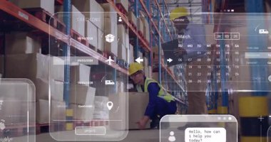 Depodaki kutuları düzenlemek, dijital envanter yönetim sistemini kullanan işçiler. Lojistik, dağıtım, teknoloji, paketleme, takım çalışması, verimlilik