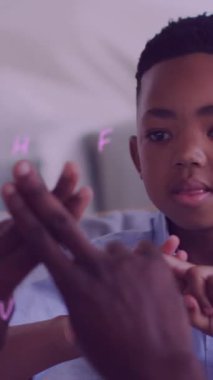 Mutlu Afro-Amerikan baba ve oğullarının parmak oyunları oynadığı mektupların animasyonu. aile, birliktelik, kaliteli zaman konsepti dijital olarak oluşturulmuş video.