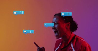 Sosyal medya tebligatlarının animasyonuyla çevrili, heyecanını ifade eden kişi. Teknoloji, iletişim, akıllı telefon, coşku, bağlantı, dijital