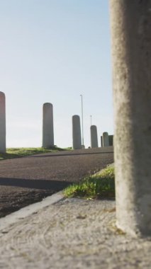 Sokaklarda koşan Afro-Amerikan fit bir kadına karşı altın dijital dalgalar. spor ve spor konsepti