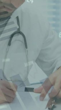 Beyaz erkek doktorun not tutması üzerine istatistik ve veri işleme animasyonu. tıp ve sağlık hizmetleri kavramı dijital olarak üretilen video.