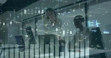 Mali veri tabloları örtüşürken, iş adamları geç saatlere kadar ofiste çalışıyorlar. finans, analitik, takım çalışması, şirket, analiz, işbirliği