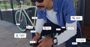 Akıllı telefon kullanan, dışarıdaki sosyal medya bildirimleriyle çevrili bir adam. Teknoloji, bağlantı, iletişim, dijital, yaşam tarzı, ağ