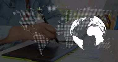 Dünya haritası animasyon kaplamalı tablet kullanılıyor, ekrana odaklanan kişi. Teknoloji, dijital, dokunmatik ekran, etkileşimli, haritalama, navigasyon
