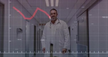 Hastane koridorunda, doktor mali grafik animasyonunu analiz ediyor, verileri inceliyor. Sağlık, finans, analiz, meslek, yönetim, araştırma