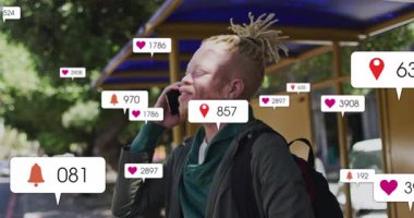 Telefonda konuşan, sosyal medya bildirimleriyle çevrili bir adam. Teknoloji, dijital iletişim, bağlantı, akıllı telefon, çoklu görev, ağ