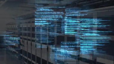 Veri merkezindeki sunucu rafları üzerinde dijital kod ve veri işleme animasyonu. Teknoloji, siber güvenlik, ağ oluşturma, bulut hesaplama, bilgi, veritabanı