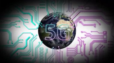 Animasyon, üzerinde dijital devre desenleri ve 5G metni olan Dünya 'yı gösteriyor. Teknoloji, bağlantı, küresel, ağ, iletişim, yenilik