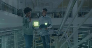 Animasyon, modern ofiste tablet ve laptop kullanan iki kişi. İşbirliği, teknoloji, takım çalışması, yaratıcılık, dijital, yenilik