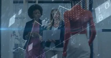 Dijital veri işleme animasyonuyla işbirliği, ofis ortamında iş kadınları. Teknoloji, yenilik, takım çalışması, işbirliği, şirket, profesyonel