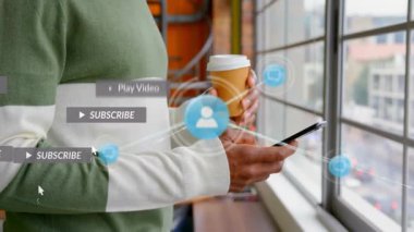 Okulda akıllı telefon kullanmak, sosyal medya bildirimlerinin animasyonunu izlemek. Teknoloji, eğitim, dijital, bağlantı, sınıf