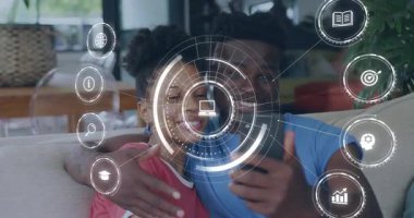 Kanepede, çift ekranı kaplayan dijital arayüz simgeleriyle animasyon izliyor. Eğlence, teknoloji, medya, yayın, rahatlama