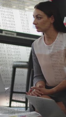 Dizüstü bilgisayar kullanarak çeşitli iş adamlarının veri işleme animasyonları. Sosyal medya ve iletişim arayüzü kavramı dijital olarak oluşturulmuş video.