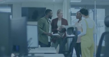 Dijital verilerle animasyonu kapsayan çeşitli iş adamları ofiste tartışıyor. Takım çalışması, işbirliği, çeşitlilik, teknoloji, yenilik, analiz