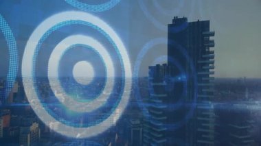 Dijital mavi daireler şehir manzarası üzerinde hareketlendiriliyor ve yüksek binalar görünüyor. Teknoloji, şehir, fütüristik, animasyon, ufuk çizgisi, modern
