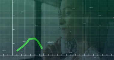 Ofisteki düşünceli insan yerine yeşil finansal grafik animasyonu. Finans, analitik, ekonomi, yatırım, iş, teknoloji