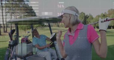 Golf sahasında veri işleme animasyonuyla golf sopası tutan gülümseyen kadın. Spor, teknoloji, eğlence, fitness, golfçü, aktivite
