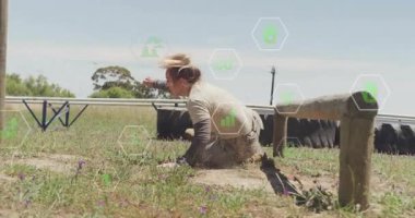 Askeri kıyafetli kişi, veri işleme animasyon örtüsüyle tırmanma engeli taşıyor. eğitim, egzersiz, teknoloji, dijital, yenilik, takım çalışması