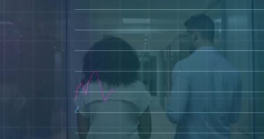 Grafik animasyonu, ofis koridorunda yürüyen iki kişinin verilerinin arttığını gösteriyor. İstatistikler, veri analizi, iş dünyası, büyüme, takım çalışması, işbirliği